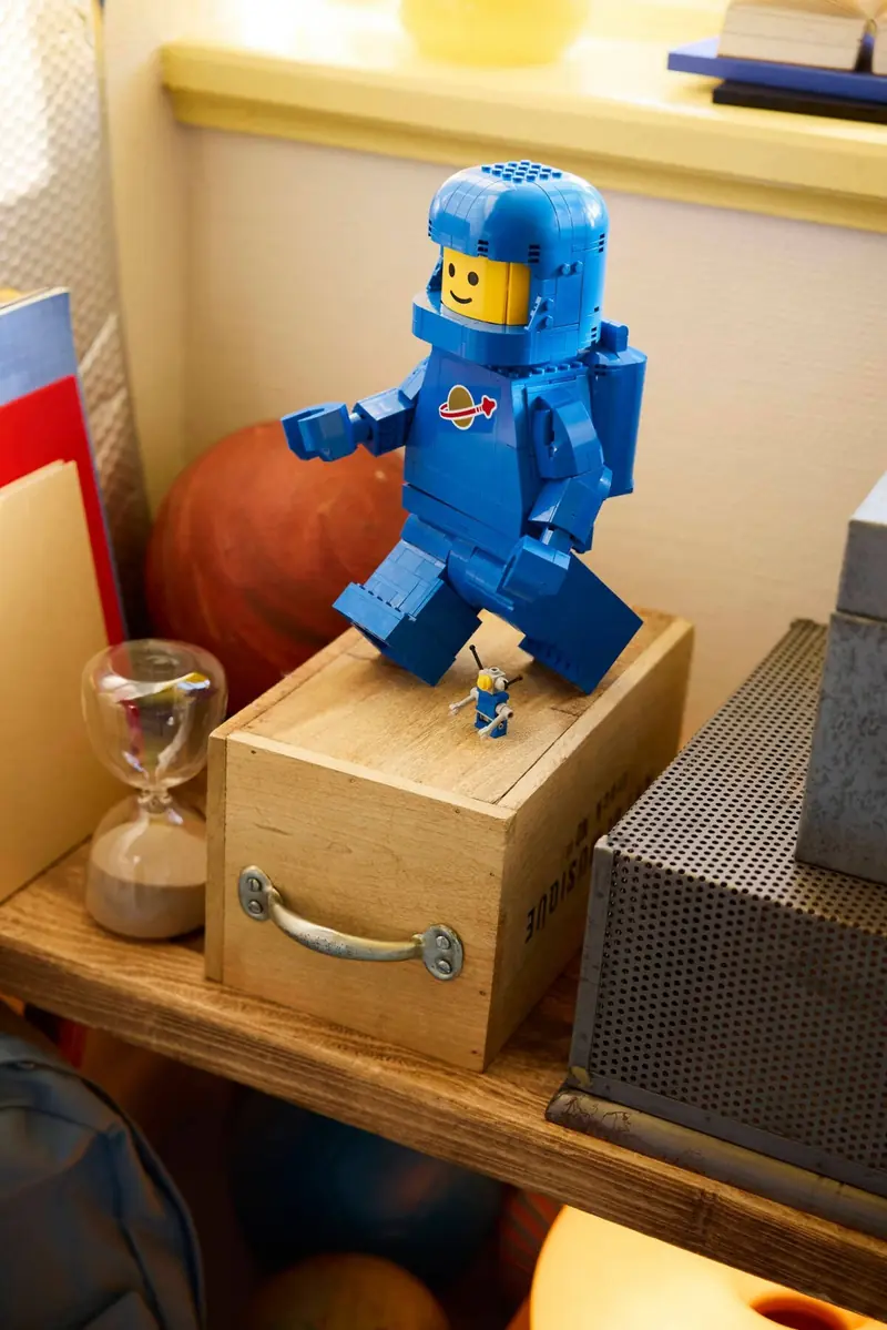 LEGO 40921 Powiększona minifigurka niebieskiego astronauty zdjęcie 11
