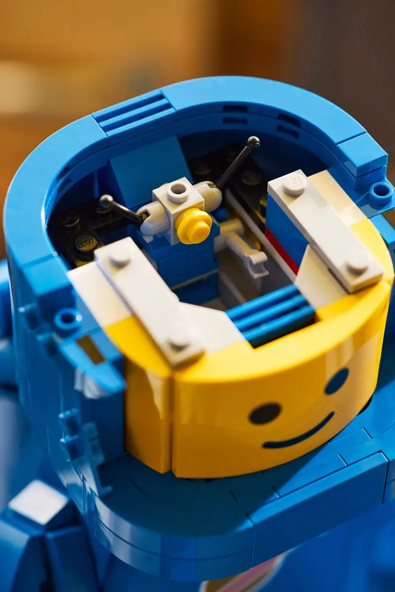 LEGO 40921 Powiększona minifigurka niebieskiego astronauty zdjęcie 12