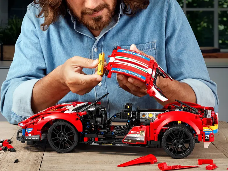 LEGO 42125 Ferrari 488 GTE “AF Corse #51” zdjęcie 13