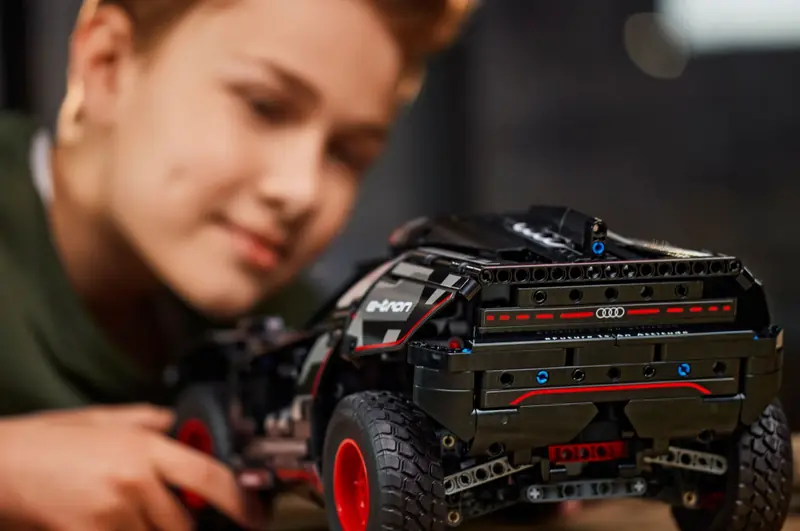LEGO 42160 Audi RS Q e-tron zdjęcie 10