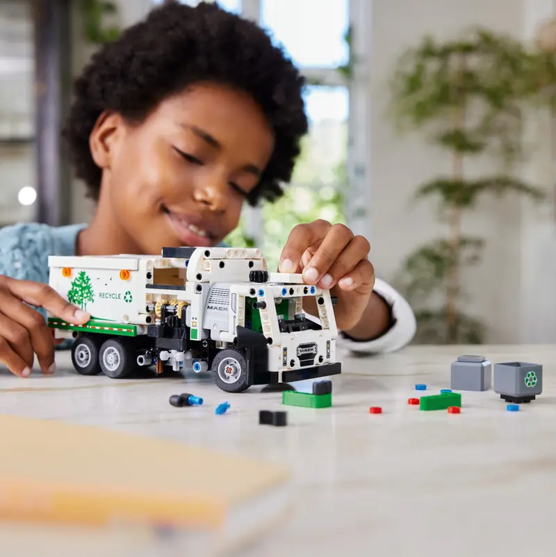 LEGO 42167 Śmieciarka Mack LR Electric zdjęcie 8