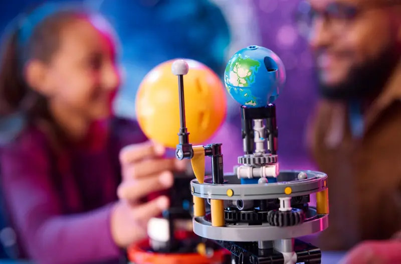 LEGO 42179 Planeta Ziemia i Księżyc na orbicie zdjęcie 5