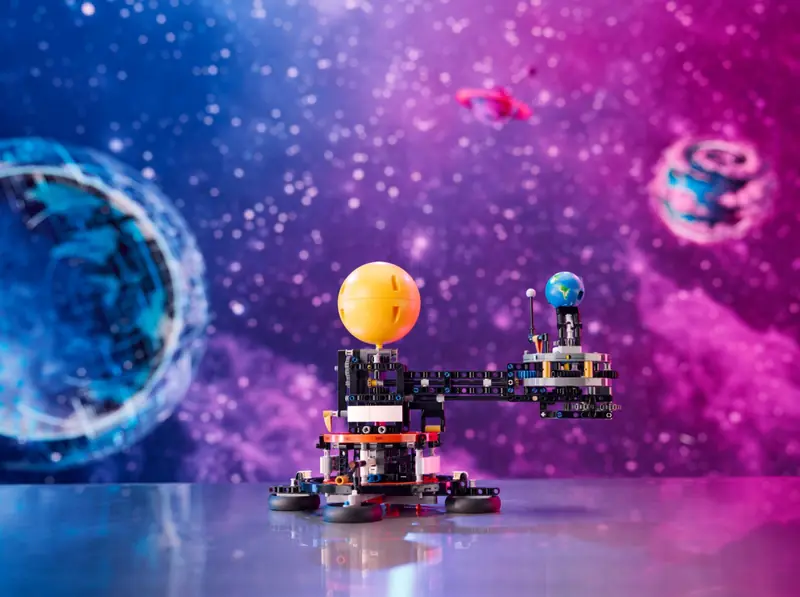 LEGO 42179 Planeta Ziemia i Księżyc na orbicie zdjęcie 6