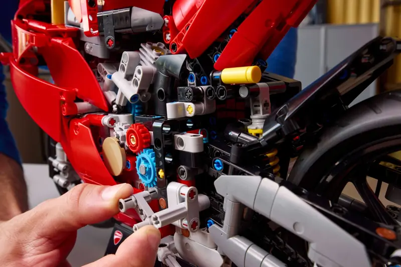 LEGO 42202 Motocykl Ducati Panigale V4 S zdjęcie 9
