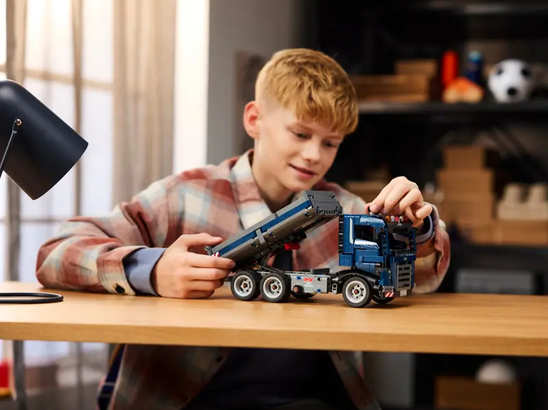 LEGO 42203 Wywrotka z przechylaną skrzynią zdjęcie 4