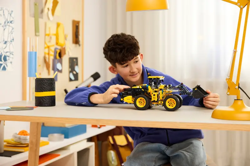 LEGO 42209 Ładowarka kołowa Volvo L120 Electric zdjęcie 10