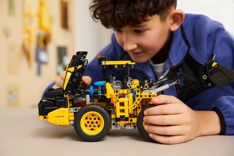 LEGO 42209 Ładowarka kołowa Volvo L120 Electric zdjęcie 11