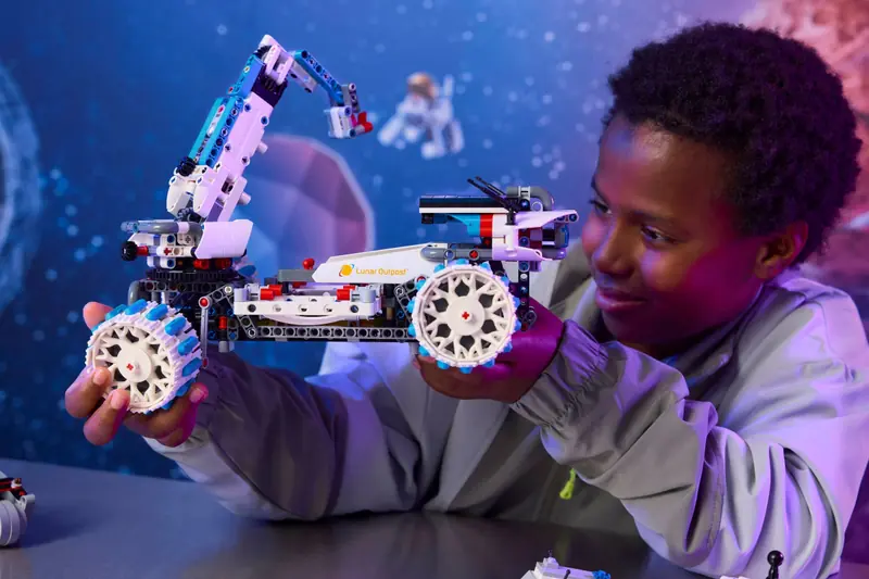 LEGO 42211 Kosmiczny łazik księżycowy Lunar Outpost zdjęcie 9
