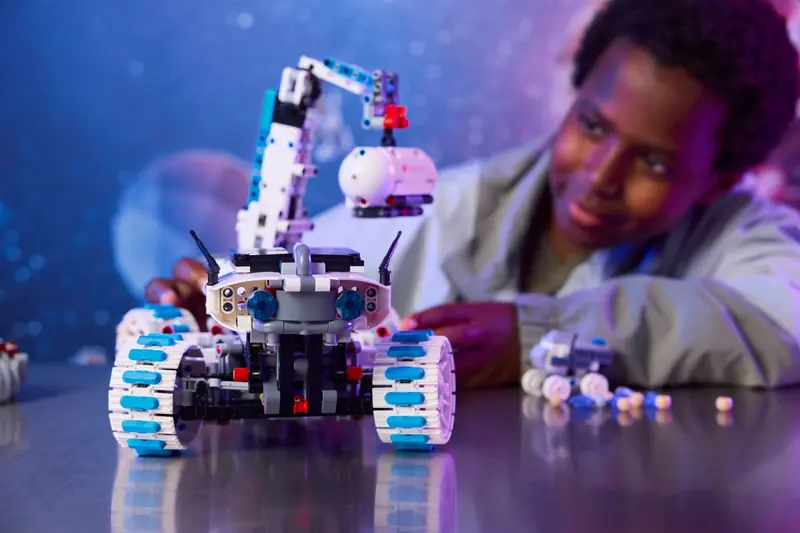 LEGO 42211 Kosmiczny łazik księżycowy Lunar Outpost zdjęcie 10