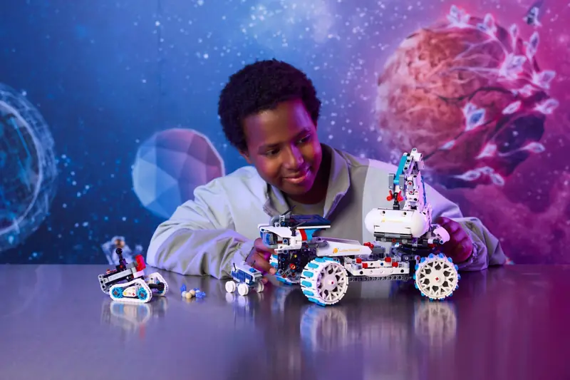 LEGO 42211 Kosmiczny łazik księżycowy Lunar Outpost zdjęcie 11