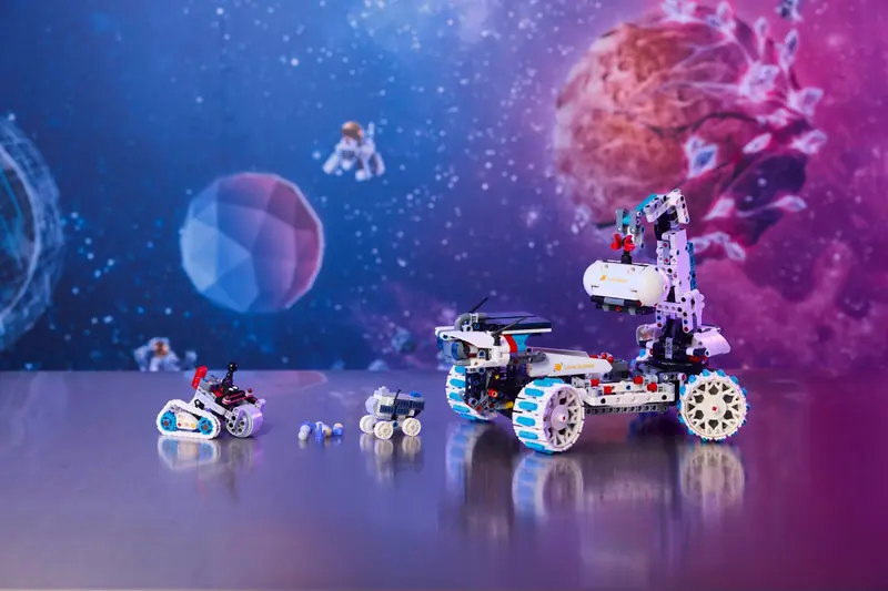 LEGO 42211 Kosmiczny łazik księżycowy Lunar Outpost zdjęcie 8
