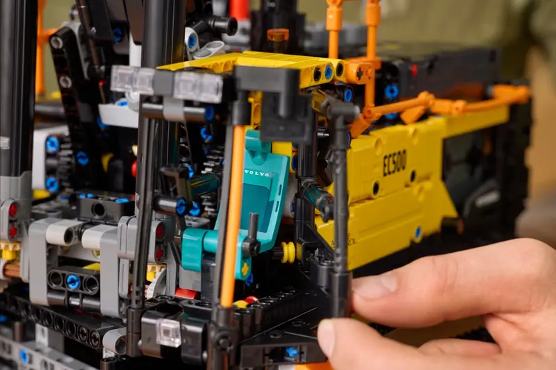 LEGO 42215 Koparka Volvo EC500 Hybrid zdjęcie 12