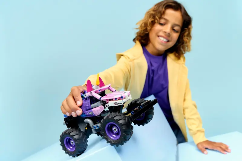 LEGO 42220 Monster Jam Sparkle Smash z napędem typu pull-back zdjęcie 9