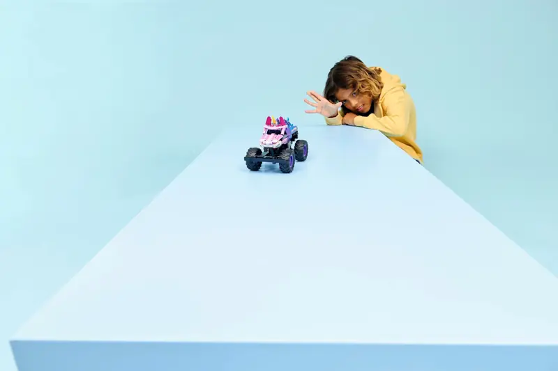LEGO 42220 Monster Jam Sparkle Smash z napędem typu pull-back zdjęcie 10