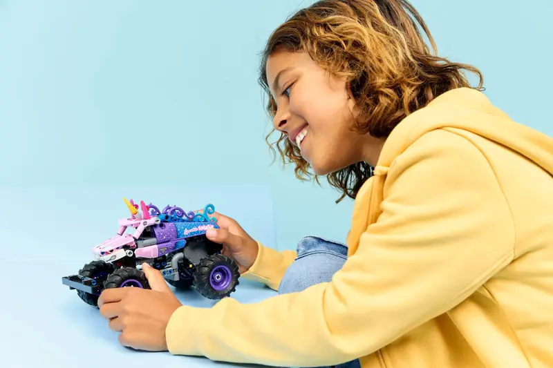 LEGO 42220 Monster Jam Sparkle Smash z napędem typu pull-back zdjęcie 11