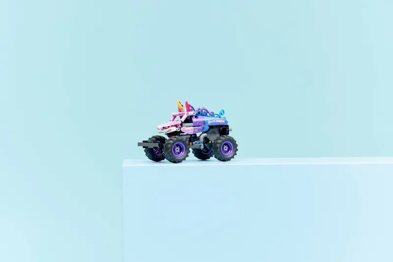 LEGO 42220 Monster Jam Sparkle Smash z napędem typu pull-back zdjęcie 8