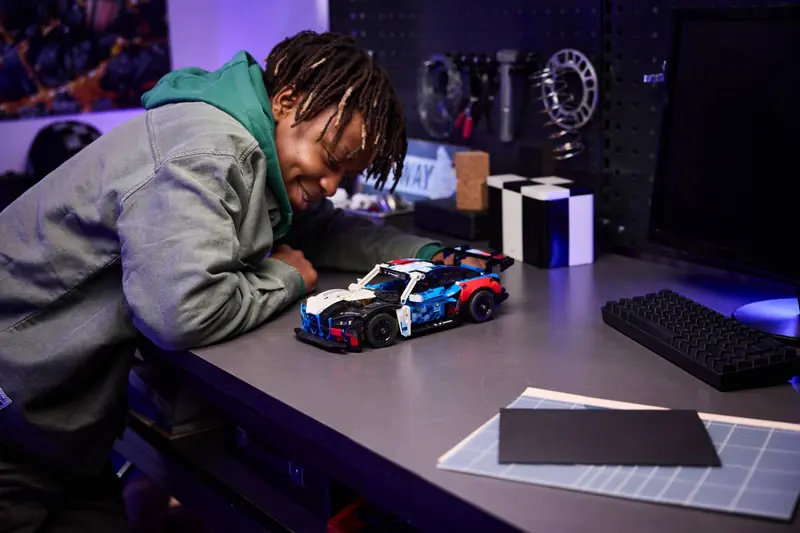 LEGO 42226 Samochód wyścigowy BMW M4 GT3 EVO zdjęcie 11