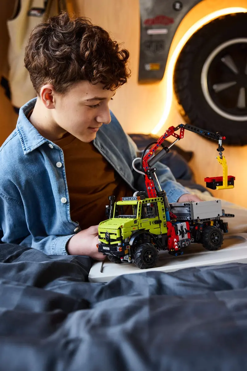 LEGO 42242 Mercedes-Benz Unimog U 5023 z dźwigiem zdjęcie 12