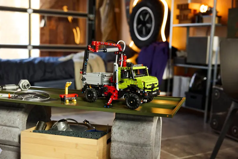LEGO 42242 Mercedes-Benz Unimog U 5023 z dźwigiem zdjęcie 14
