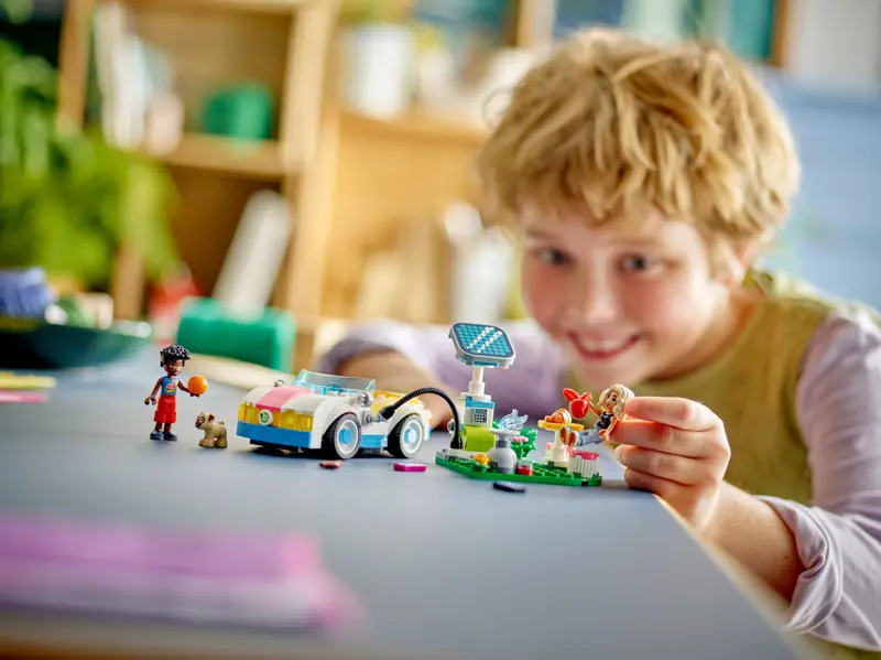 LEGO 42609 Samochód elektryczny i stacja ładująca zdjęcie 8