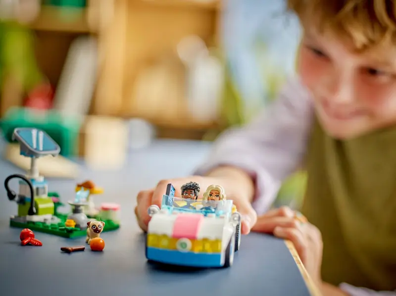LEGO 42609 Samochód elektryczny i stacja ładująca zdjęcie 9