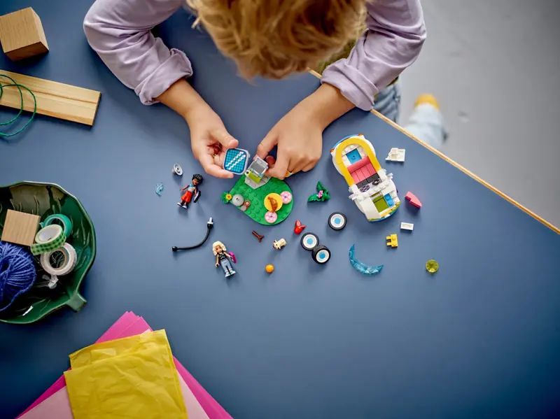 LEGO 42609 Samochód elektryczny i stacja ładująca zdjęcie 10