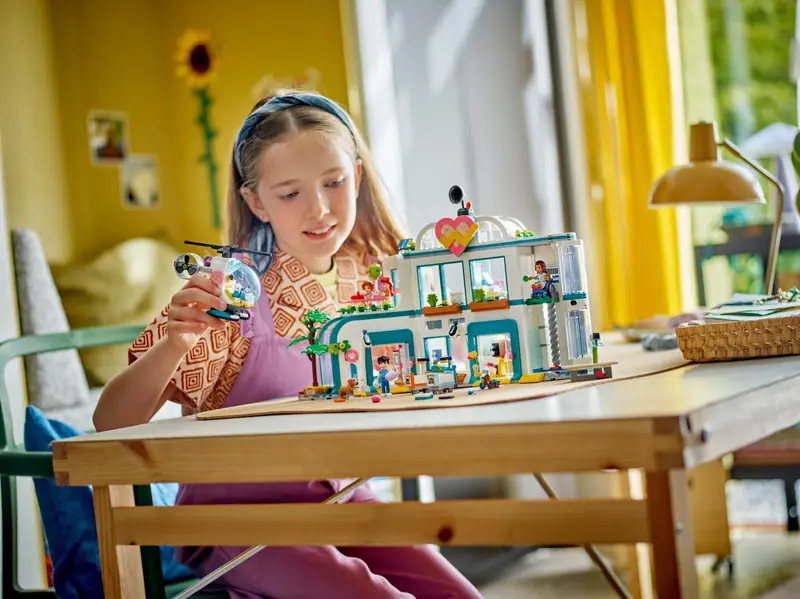 LEGO 42621 Szpital w mieście Heartlake zdjęcie 4
