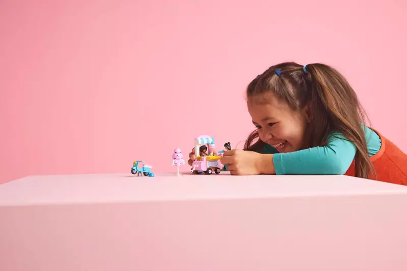 LEGO 42643 Stoisko z watą cukrową i skuter zdjęcie 9