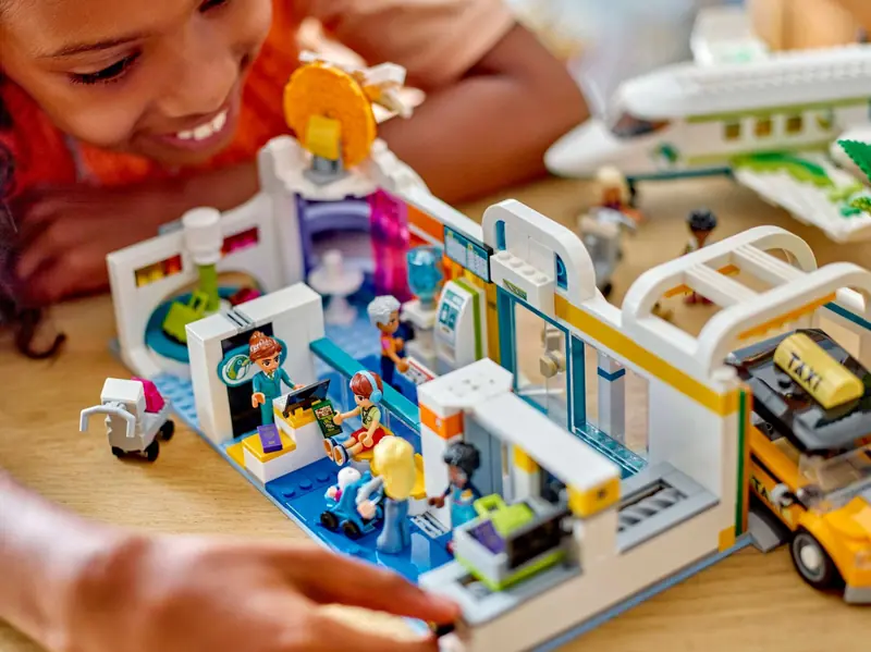 LEGO 42656 Samolot i lotnisko w mieście Heartlake zdjęcie 9