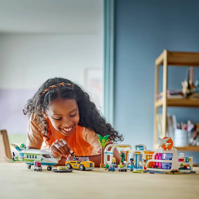 LEGO 42656 Samolot i lotnisko w mieście Heartlake zdjęcie 10