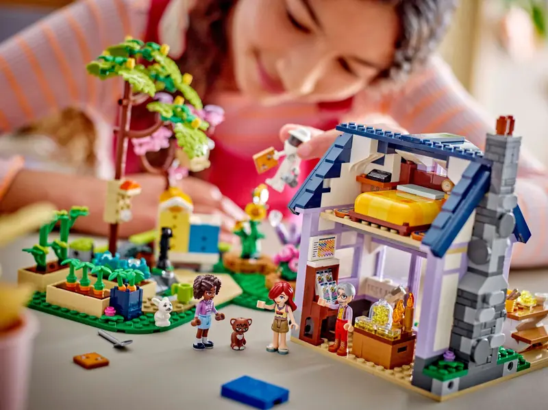 LEGO 42669 Dom pszczelarzy i kwiatowy ogród zdjęcie 11