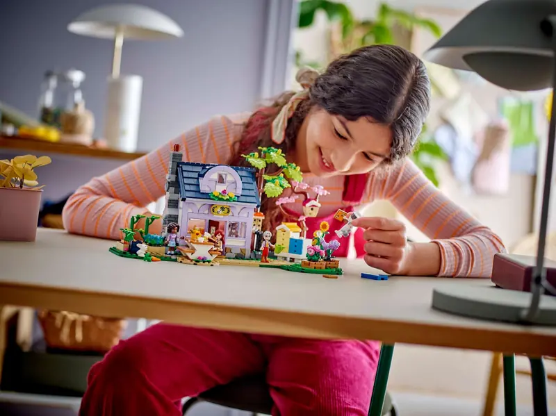 LEGO 42669 Dom pszczelarzy i kwiatowy ogród zdjęcie 12