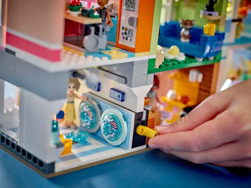 LEGO 42670 Mieszkania i sklepy w mieście Heartlake zdjęcie 11