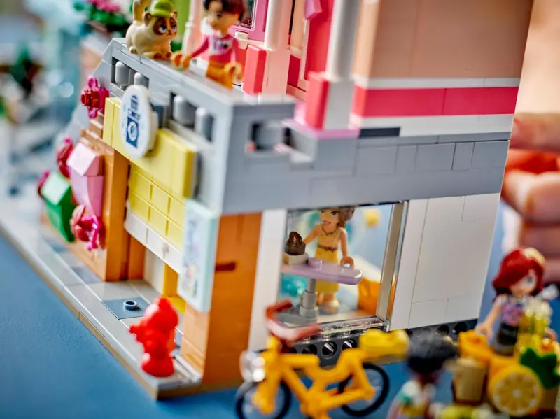 LEGO 42670 Mieszkania i sklepy w mieście Heartlake zdjęcie 5