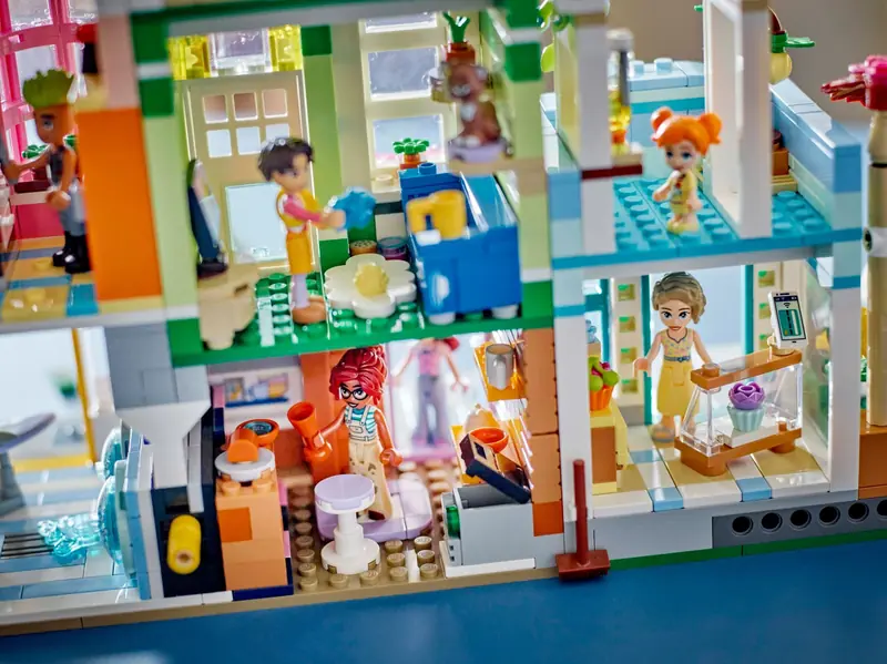 LEGO 42670 Mieszkania i sklepy w mieście Heartlake zdjęcie 6