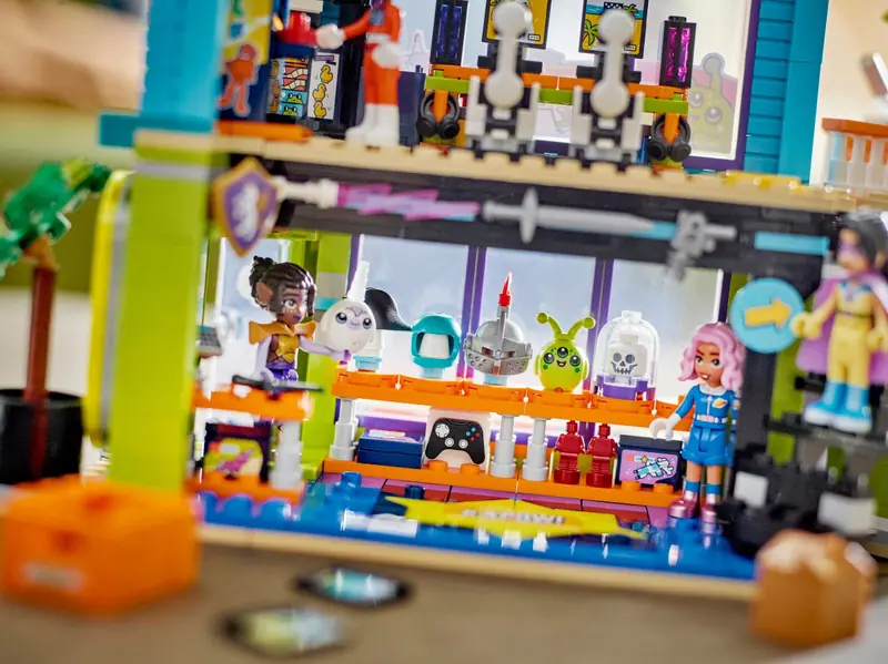 LEGO 42674 Sklep z grami i komiksami zdjęcie 6