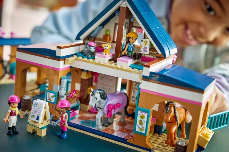 LEGO 42688 Stadnina i szkółka jeździecka zdjęcie 9