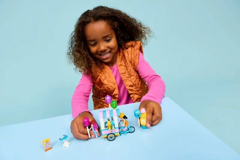 LEGO 42692 Stoisko z lodami i balonami zdjęcie 8