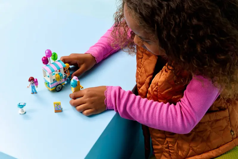 LEGO 42692 Stoisko z lodami i balonami zdjęcie 9