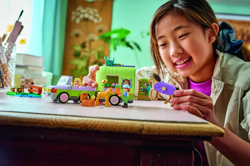 LEGO 42695 Przyczepa z koniem i źrebaczkiem zdjęcie 11