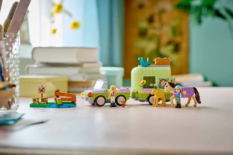 LEGO 42695 Przyczepa z koniem i źrebaczkiem zdjęcie 7