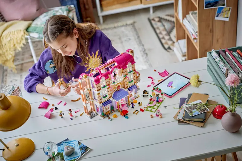 LEGO 42704 Grand Hotel w mieście Heartlake zdjęcie 12