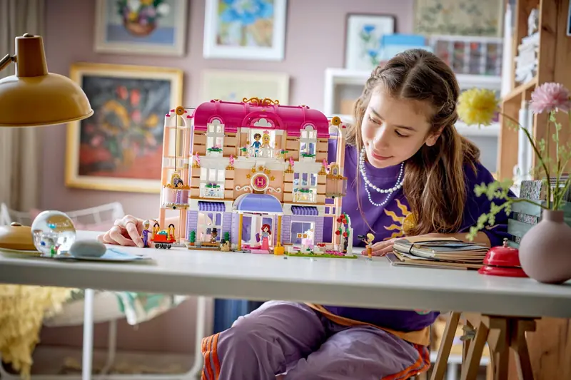 LEGO 42704 Grand Hotel w mieście Heartlake zdjęcie 13
