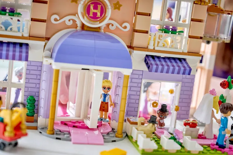 LEGO 42704 Grand Hotel w mieście Heartlake zdjęcie 14