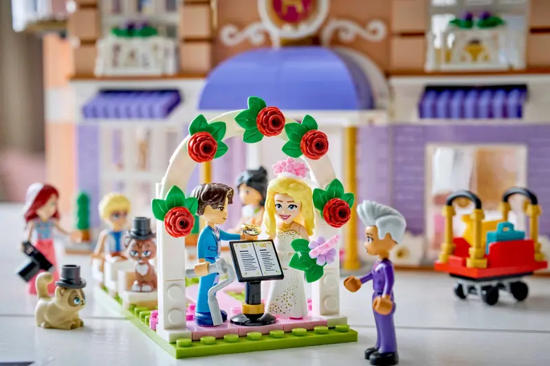 LEGO 42704 Grand Hotel w mieście Heartlake zdjęcie 15