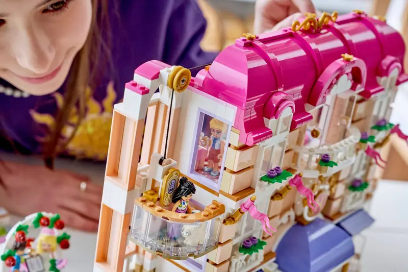 LEGO 42704 Grand Hotel w mieście Heartlake zdjęcie 16