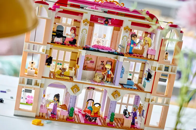 LEGO 42704 Grand Hotel w mieście Heartlake zdjęcie 17