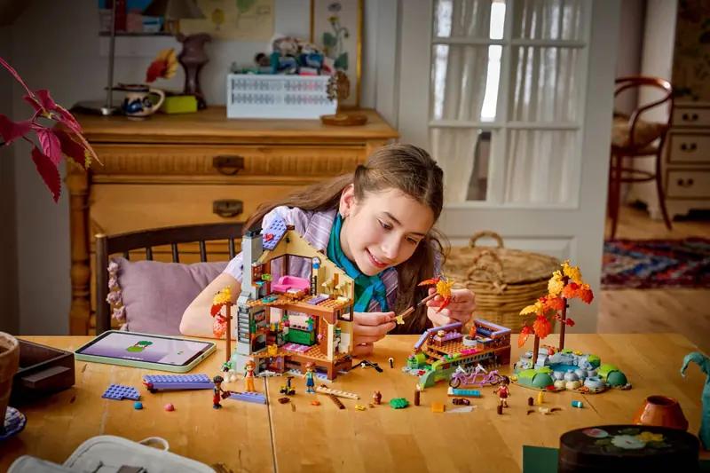LEGO 42705 Jesienna leśna chatka zdjęcie 12
