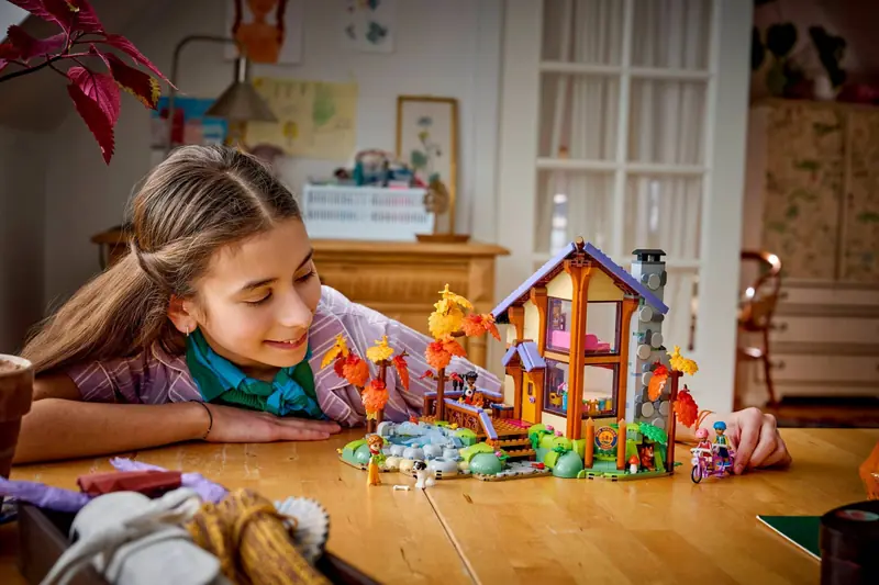 LEGO 42705 Jesienna leśna chatka zdjęcie 13