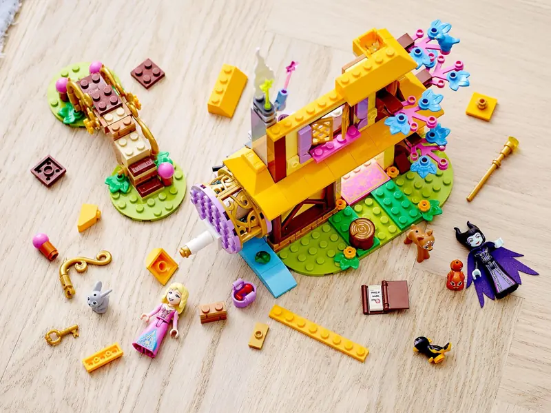 LEGO 43188 Leśna chatka Aurory zdjęcie 12
